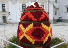 На Пасху в Киеве установили яйцо из семи тысячи роз!